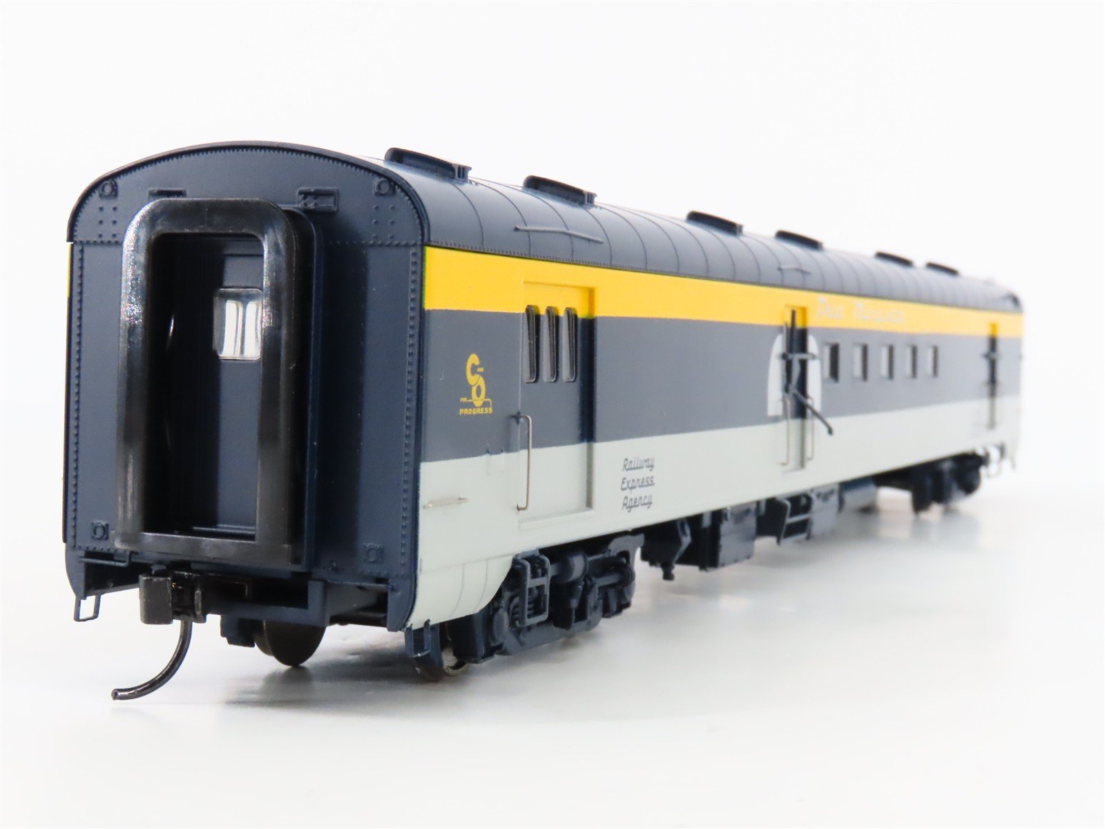 HO Walthers Proto 920-9360 PM Pere Marquette 85' RPO Baggage Passenger Car