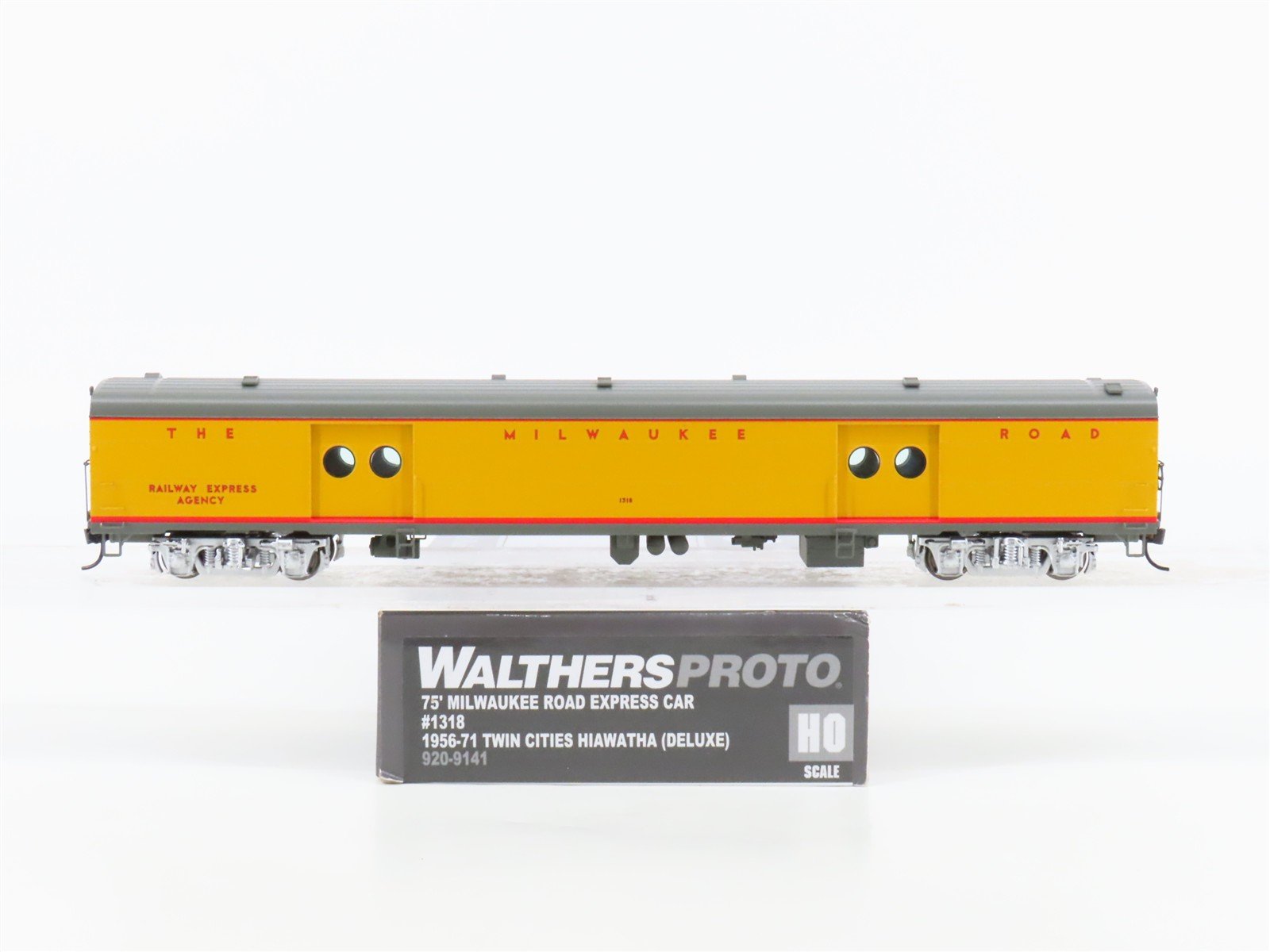 HO Walthers Proto 920-9141 MILW Hiawatha 75' Baggage Passenger #1318 w/ Lighting