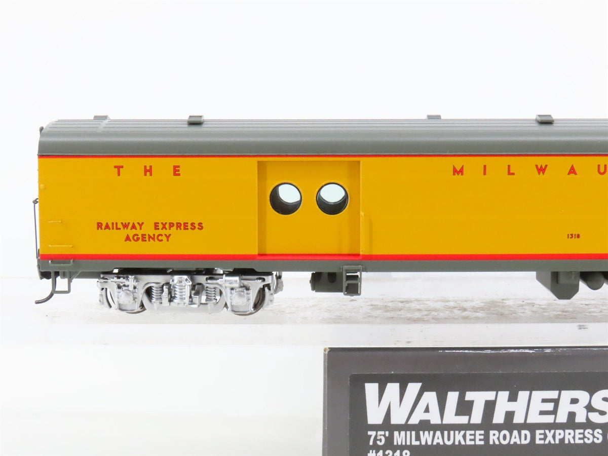 HO Walthers Proto 920-9141 MILW Hiawatha 75&#39; Baggage Passenger #1318 w/ Lighting