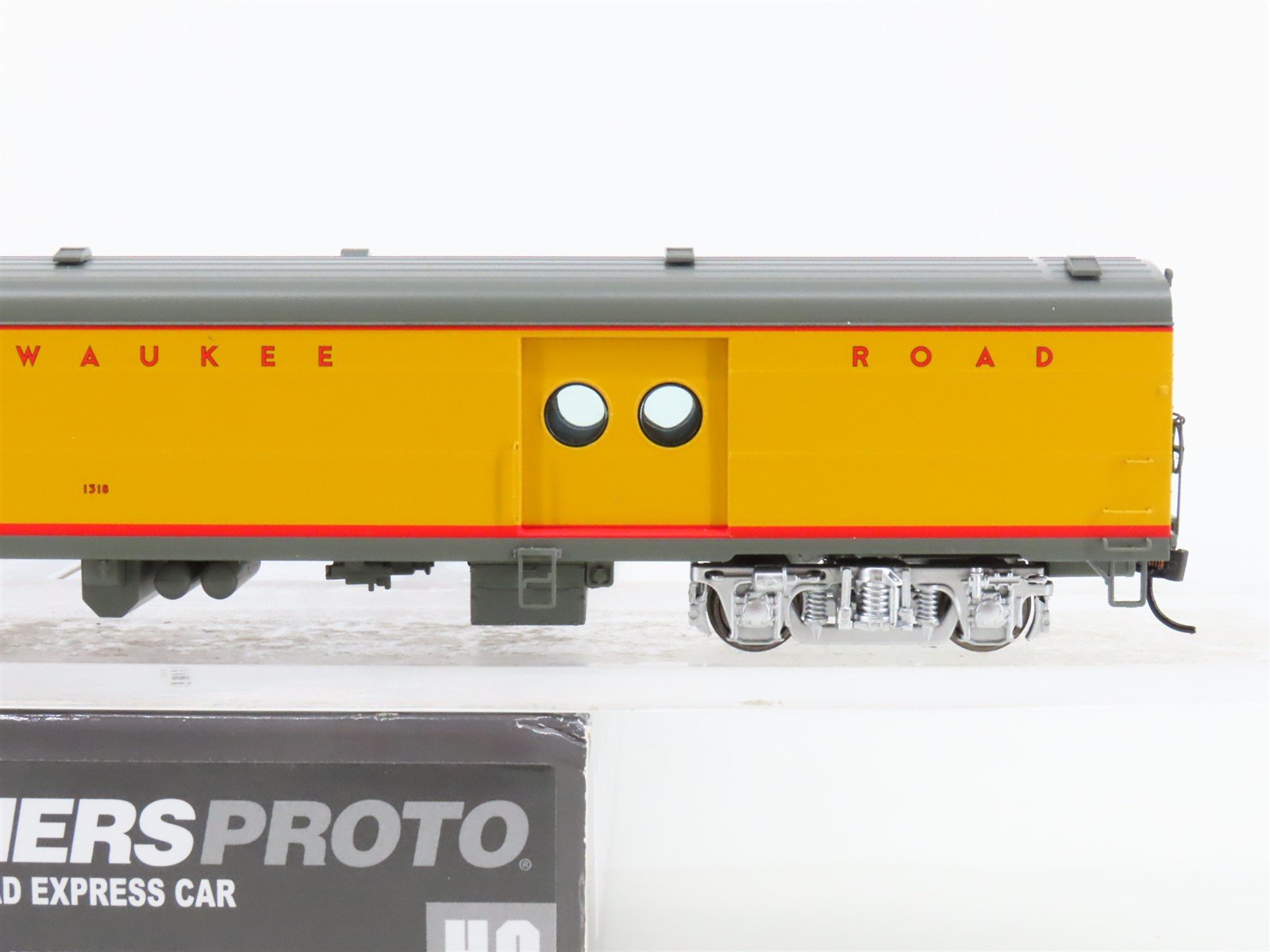 HO Walthers Proto 920-9141 MILW Hiawatha 75' Baggage Passenger #1318 w/ Lighting