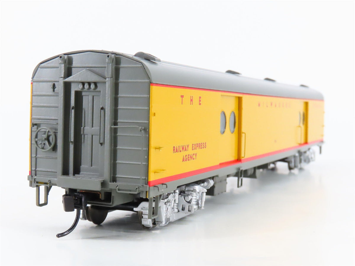HO Walthers Proto 920-9141 MILW Hiawatha 75&#39; Baggage Passenger #1318 w/ Lighting