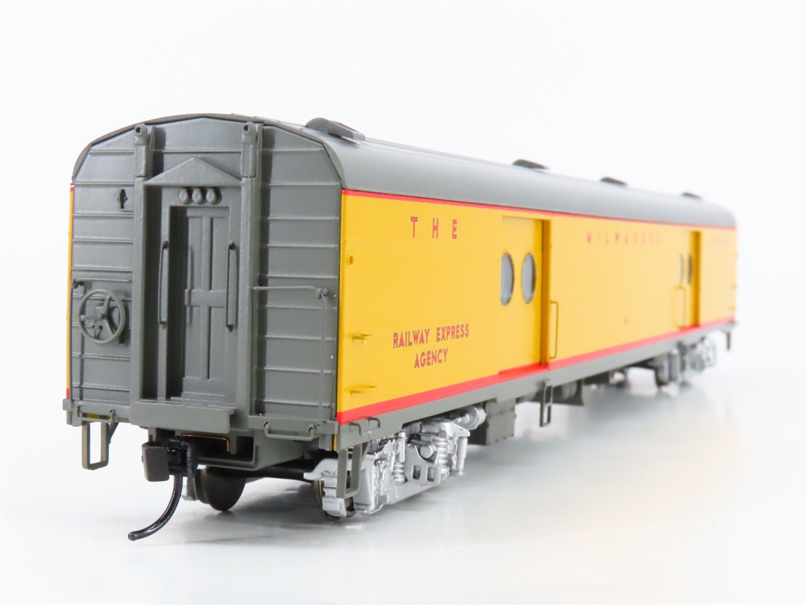 HO Walthers Proto 920-9141 MILW Hiawatha 75' Baggage Passenger #1318 w/ Lighting