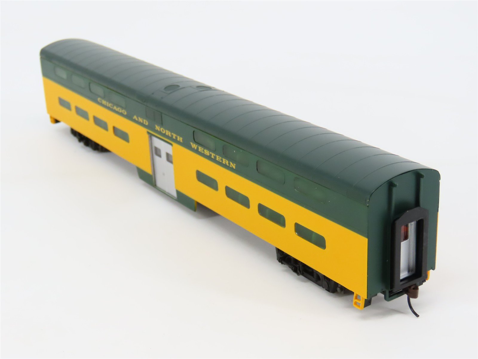 HO Scale Walthers 932-6251 CNW Double-Decker Commuter Coach Passenger Car