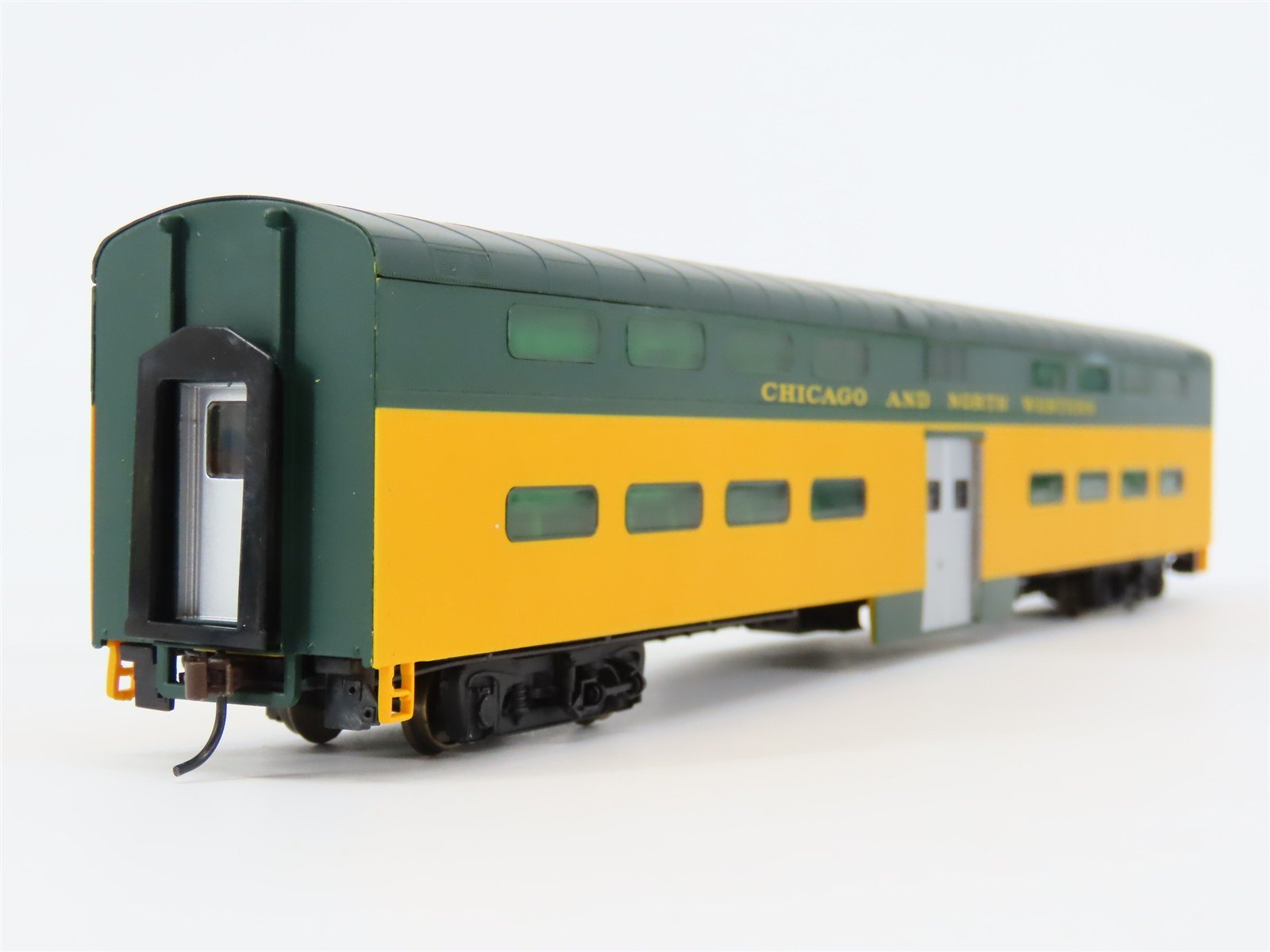 HO Scale Walthers 932-6251 CNW Double-Decker Commuter Coach Passenger Car