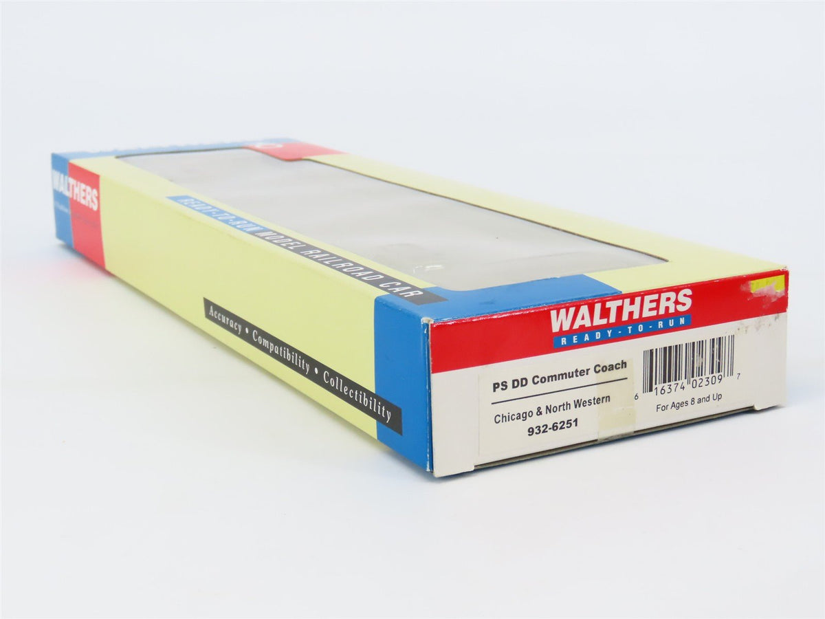 HO Scale Walthers 932-6251 CNW Double-Decker Commuter Coach Passenger Car