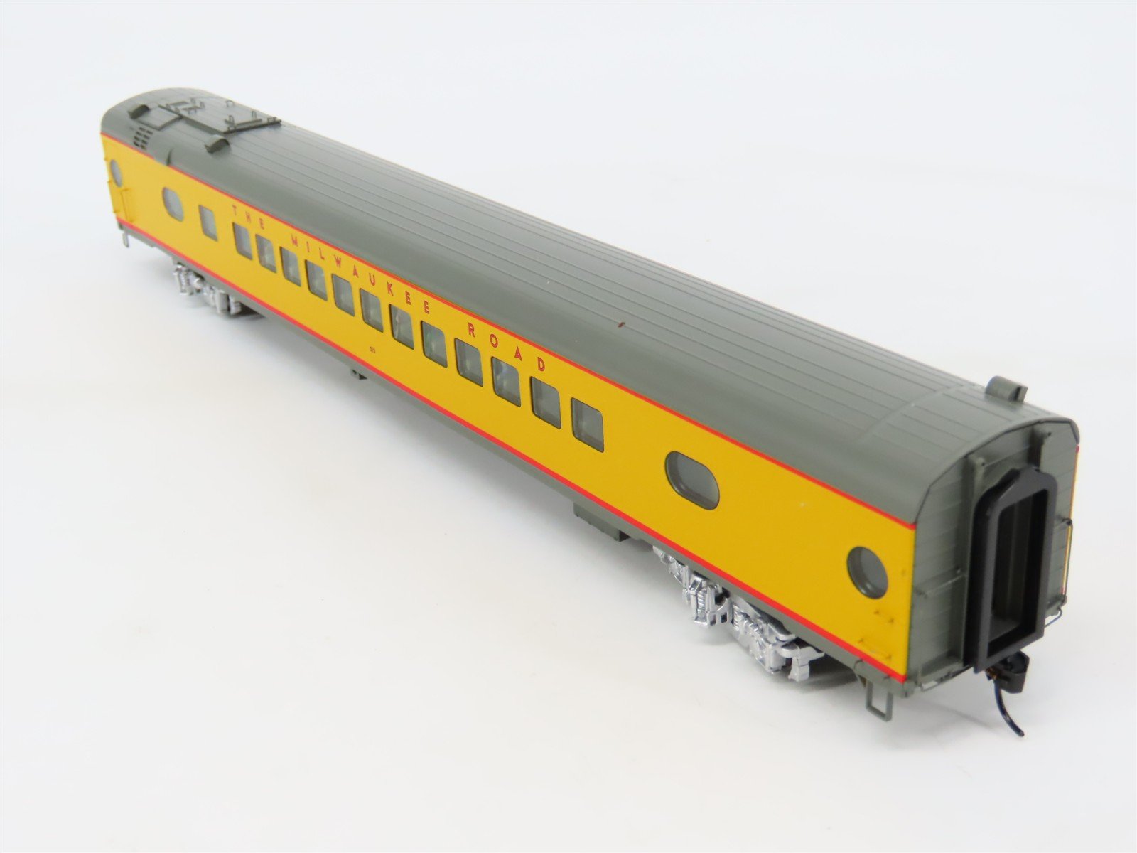 HO Walthers Proto 920-9150 MILW Hiawatha 85' Coach Passenger #513 w/ Lighting