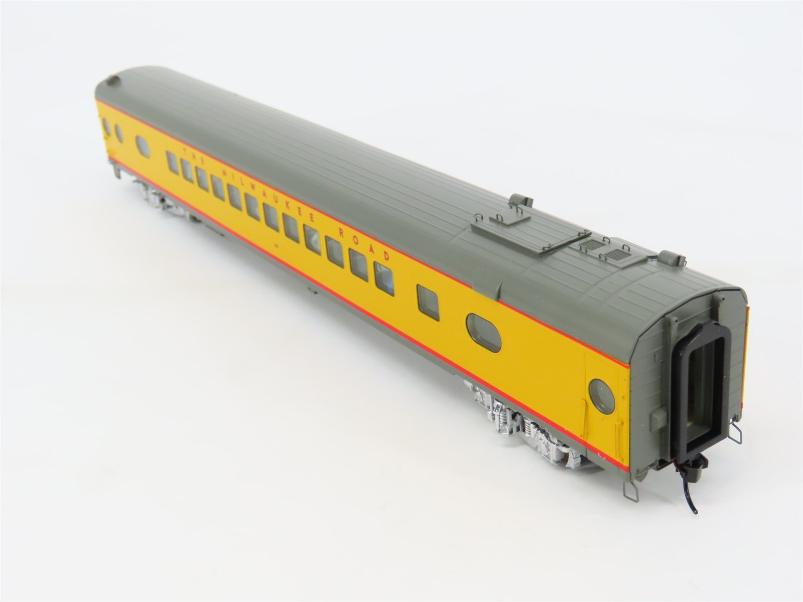 HO Walthers Proto 920-9150 MILW Hiawatha 85' Coach Passenger #513 w/ Lighting