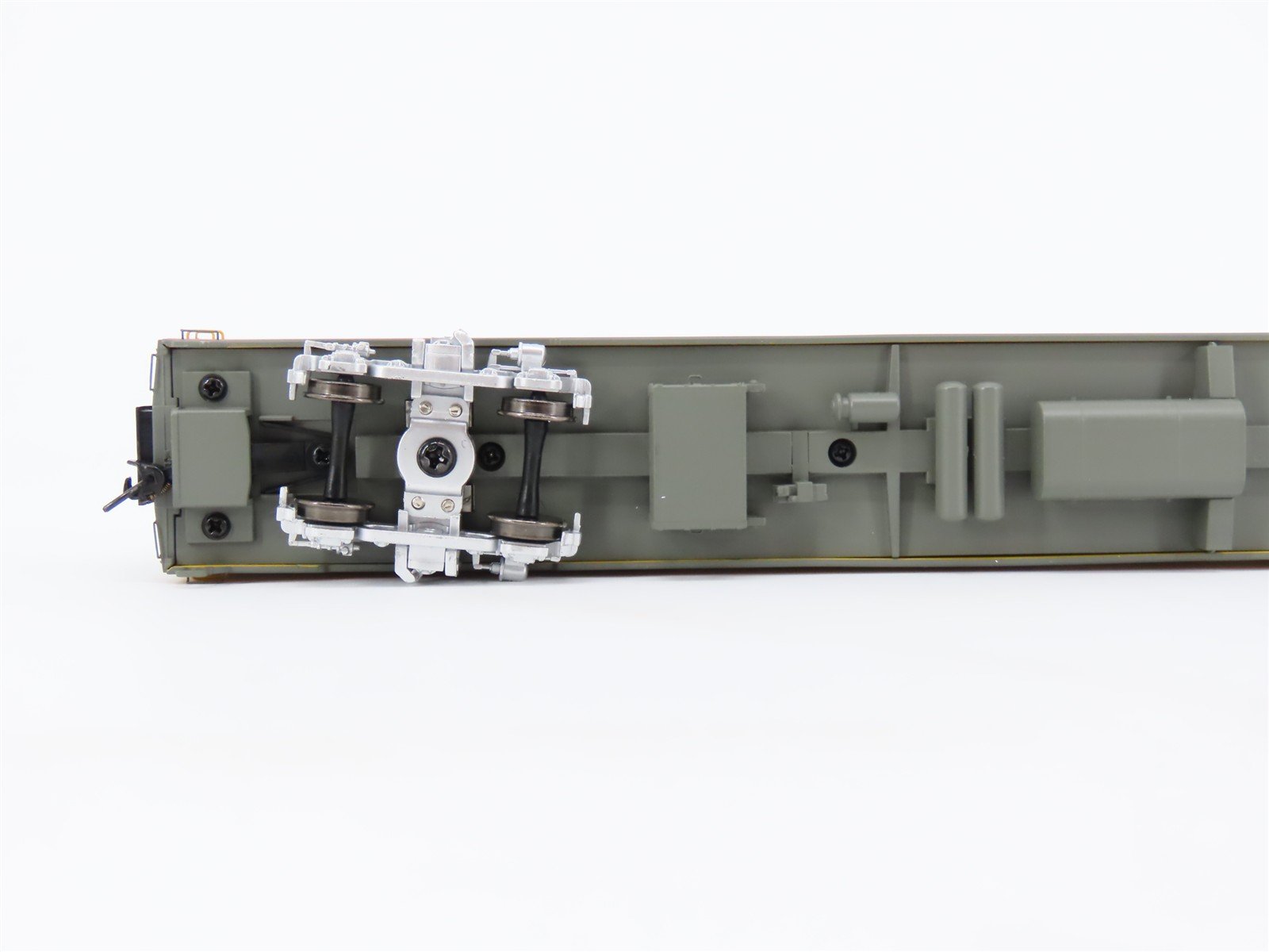 HO Walthers Proto 920-9150 MILW Hiawatha 85' Coach Passenger #513 w/ Lighting