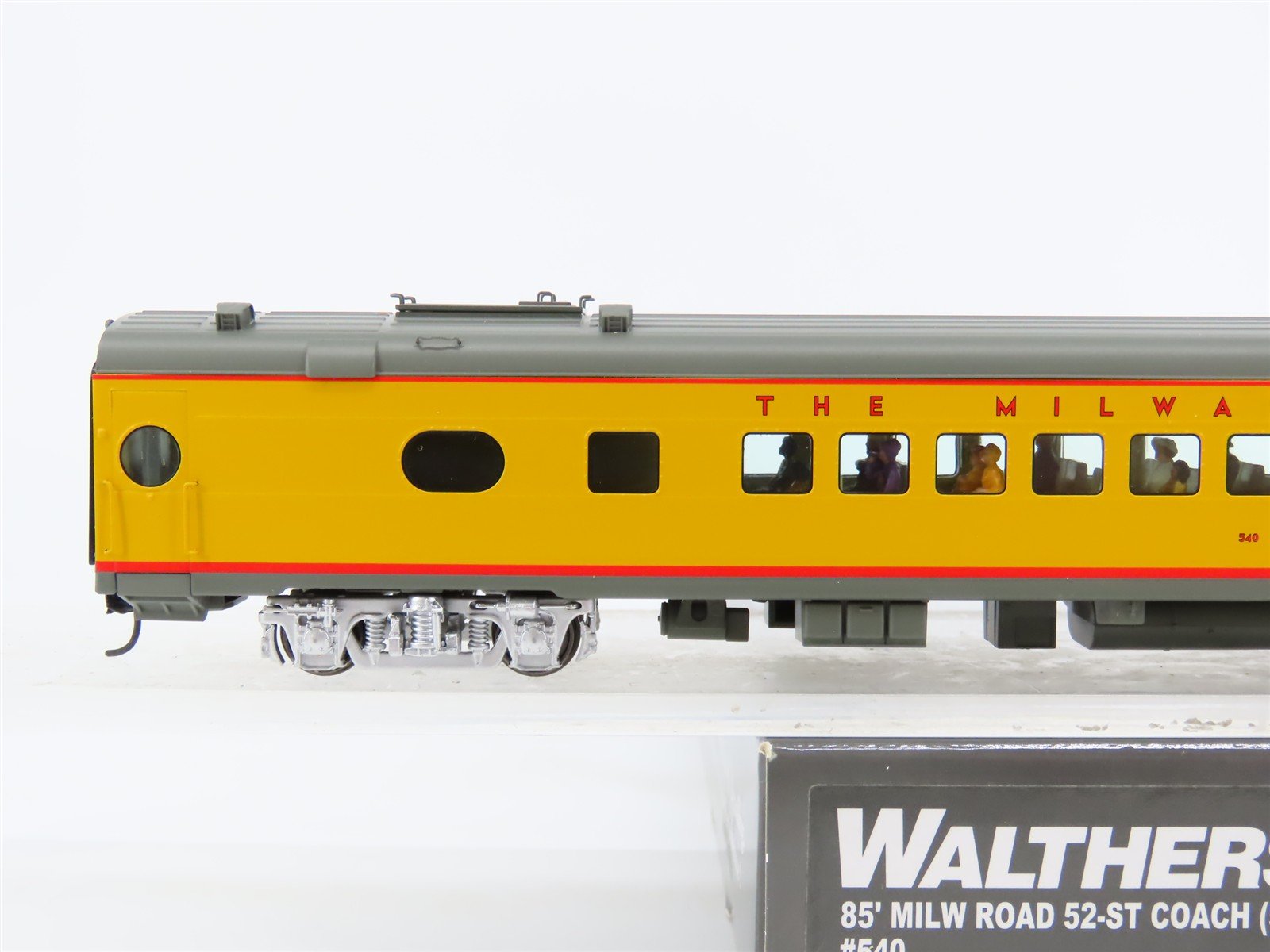 HO Walthers Proto 920-9143 MILW Hiawatha 85' Coach Passenger #540 w/ Lighting