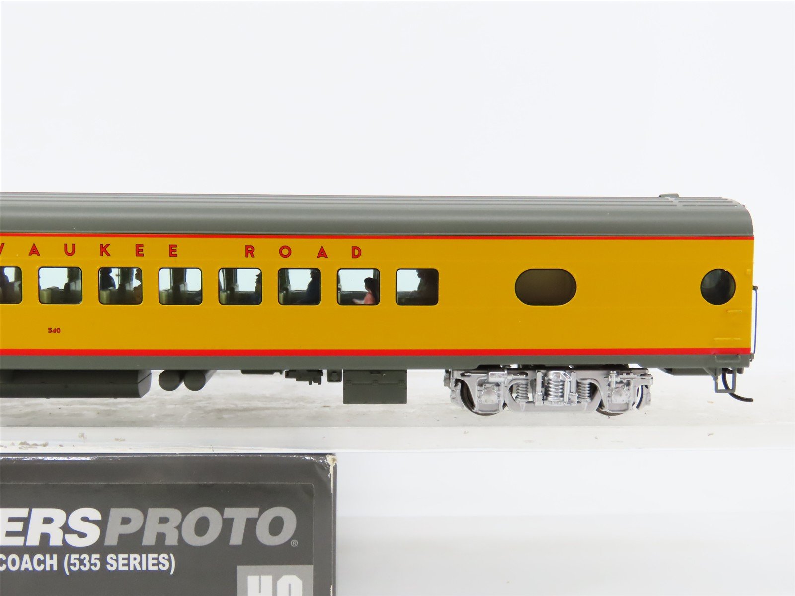 HO Walthers Proto 920-9143 MILW Hiawatha 85' Coach Passenger #540 w/ Lighting