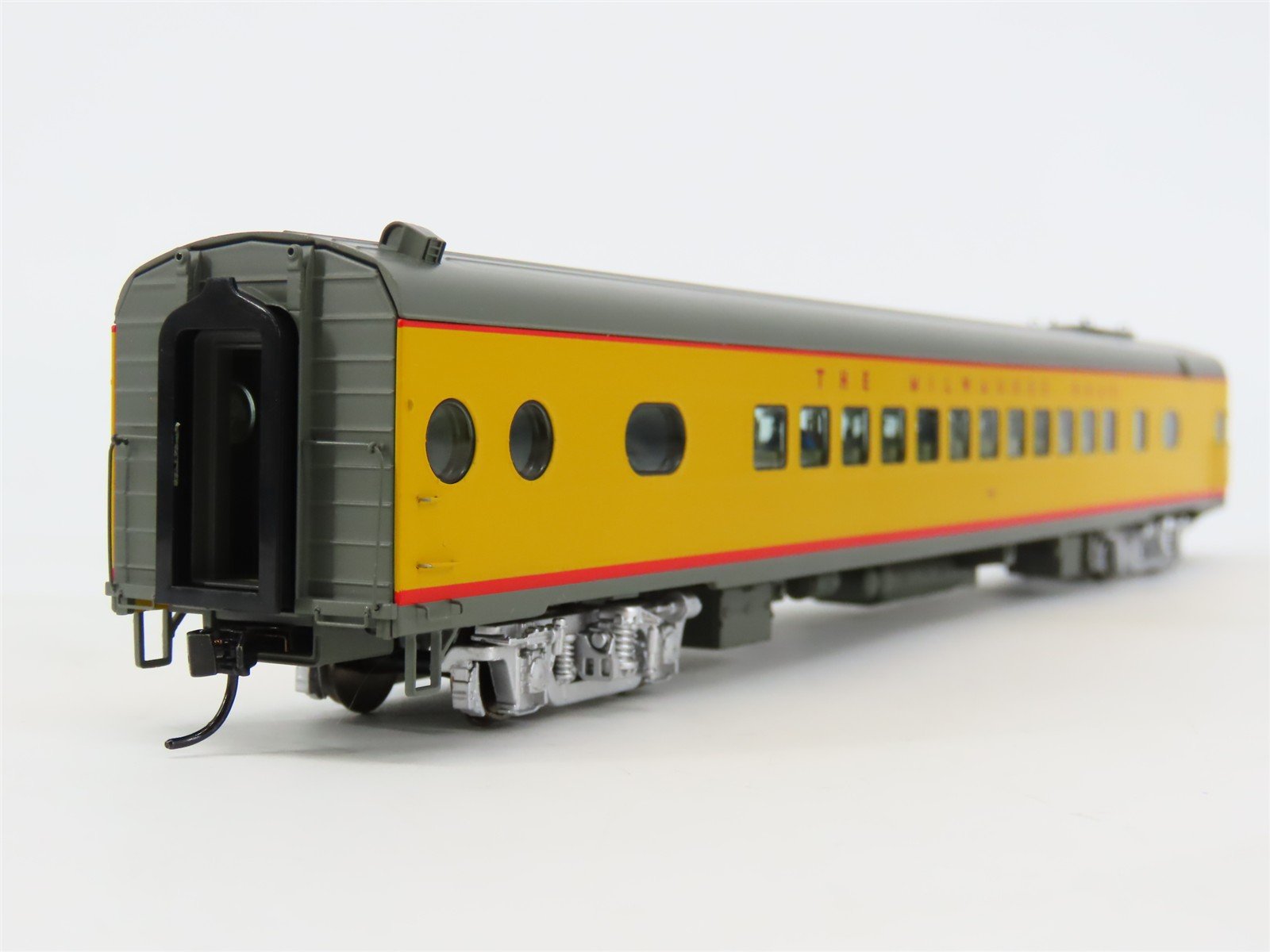 HO Walthers Proto 920-9143 MILW Hiawatha 85' Coach Passenger #540 w/ Lighting