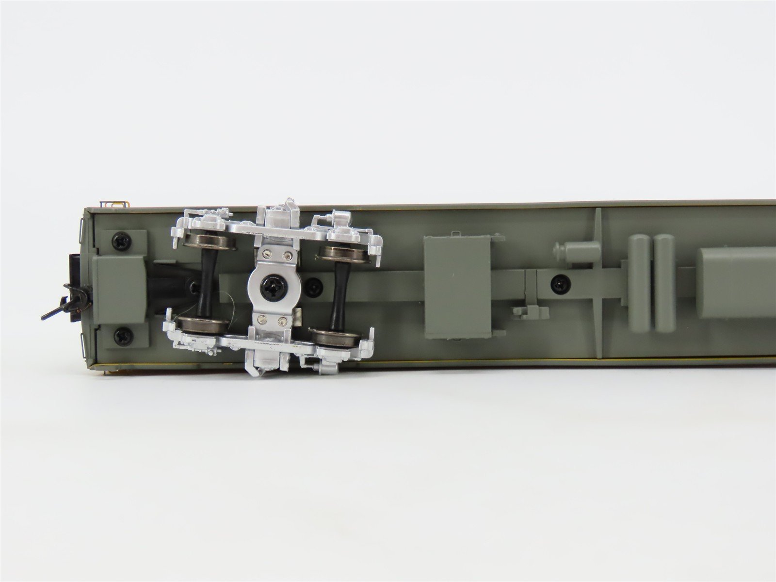 HO Walthers Proto 920-9143 MILW Hiawatha 85' Coach Passenger #540 w/ Lighting