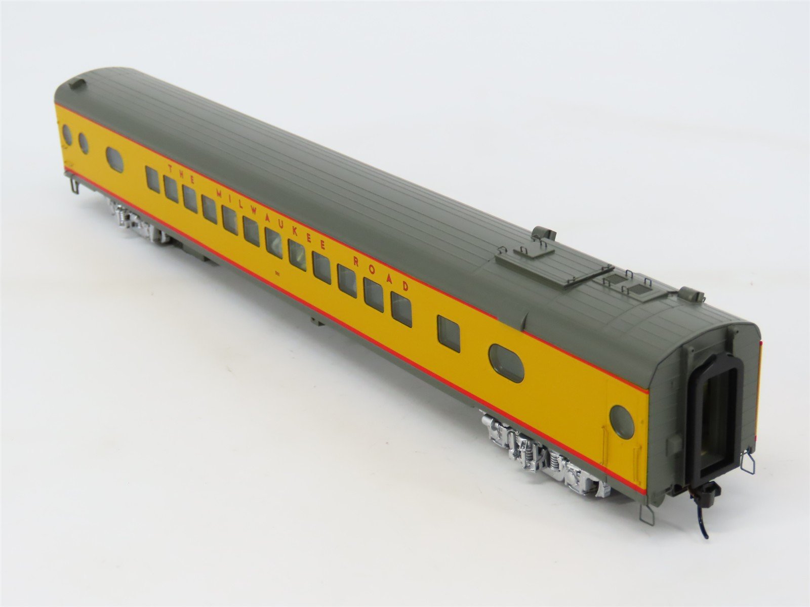 HO Walthers Proto 920-9142 MILW Hiawatha 85' Coach Passenger #501 w/ Lighting