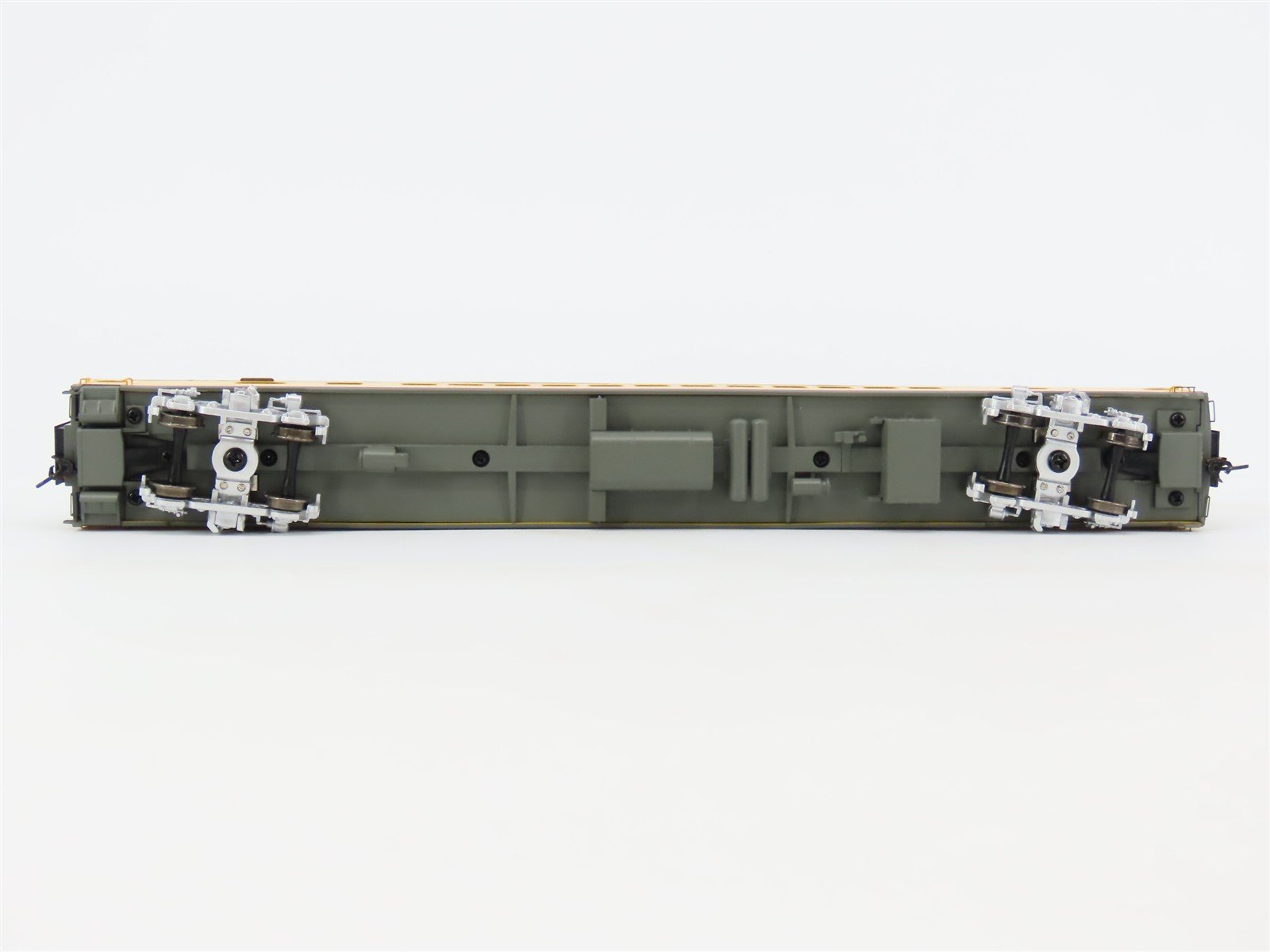 HO Walthers Proto 920-9142 MILW Hiawatha 85' Coach Passenger #501 w/ Lighting