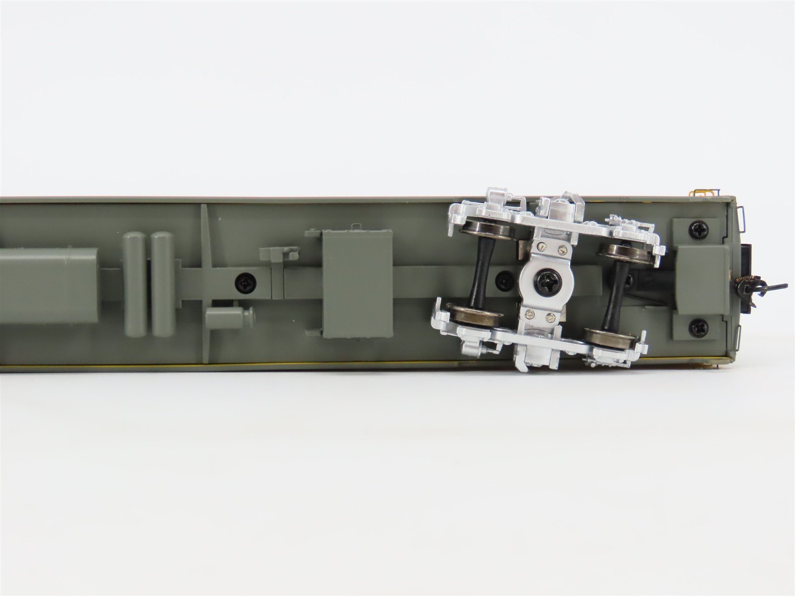 HO Walthers Proto 920-9142 MILW Hiawatha 85' Coach Passenger #501 w/ Lighting