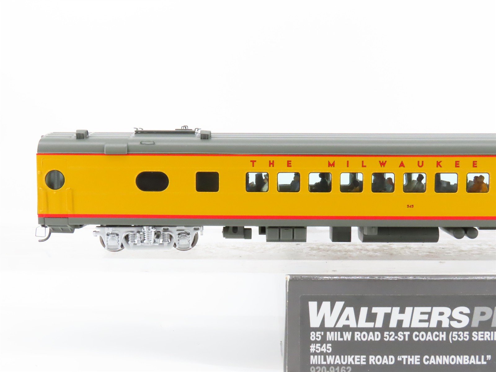 HO Walthers Proto 920-9162 MILW 85' 52-Seat Coach Passenger Car #545 wLights