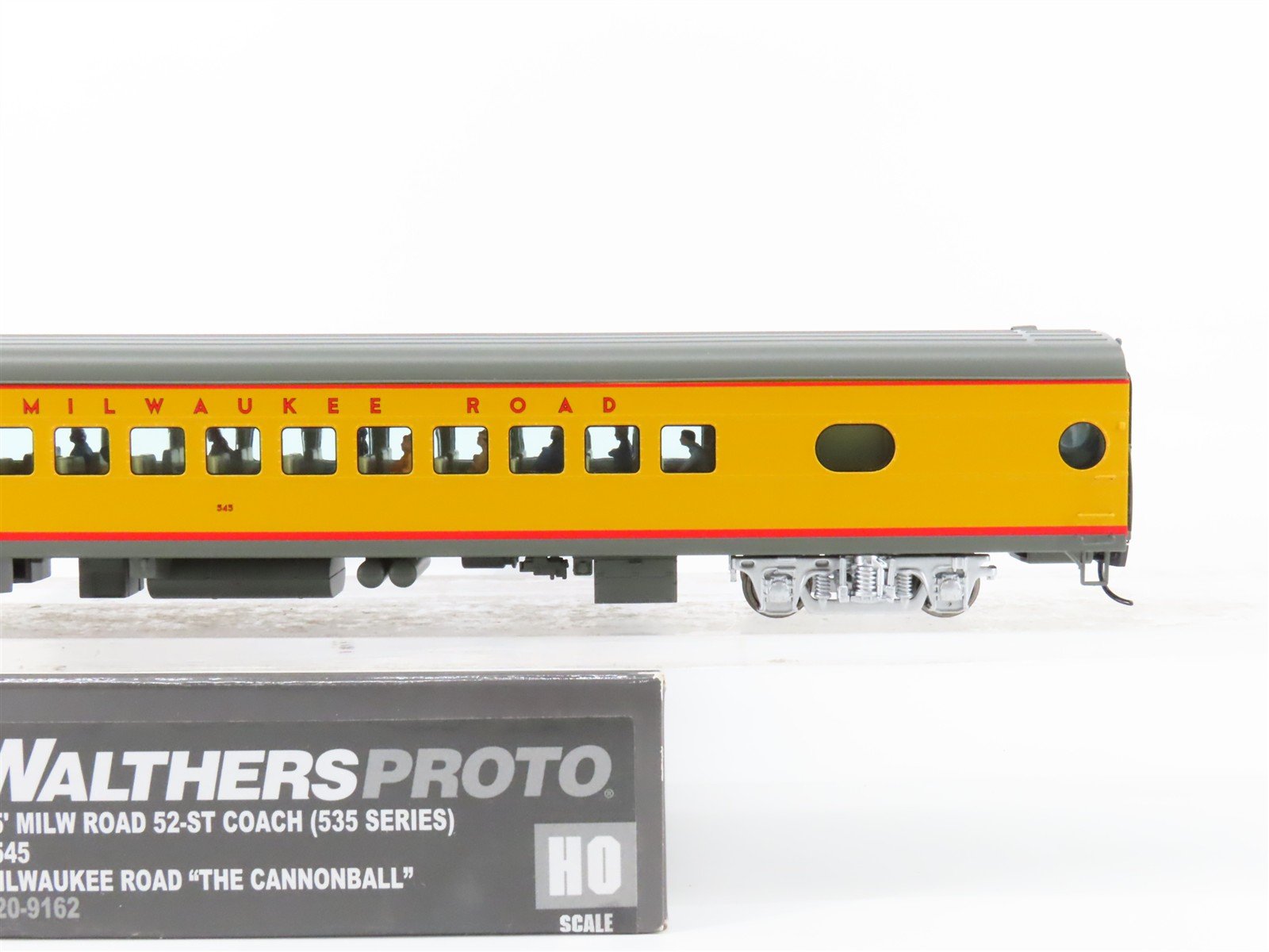 HO Walthers Proto 920-9162 MILW 85' 52-Seat Coach Passenger Car #545 wLights