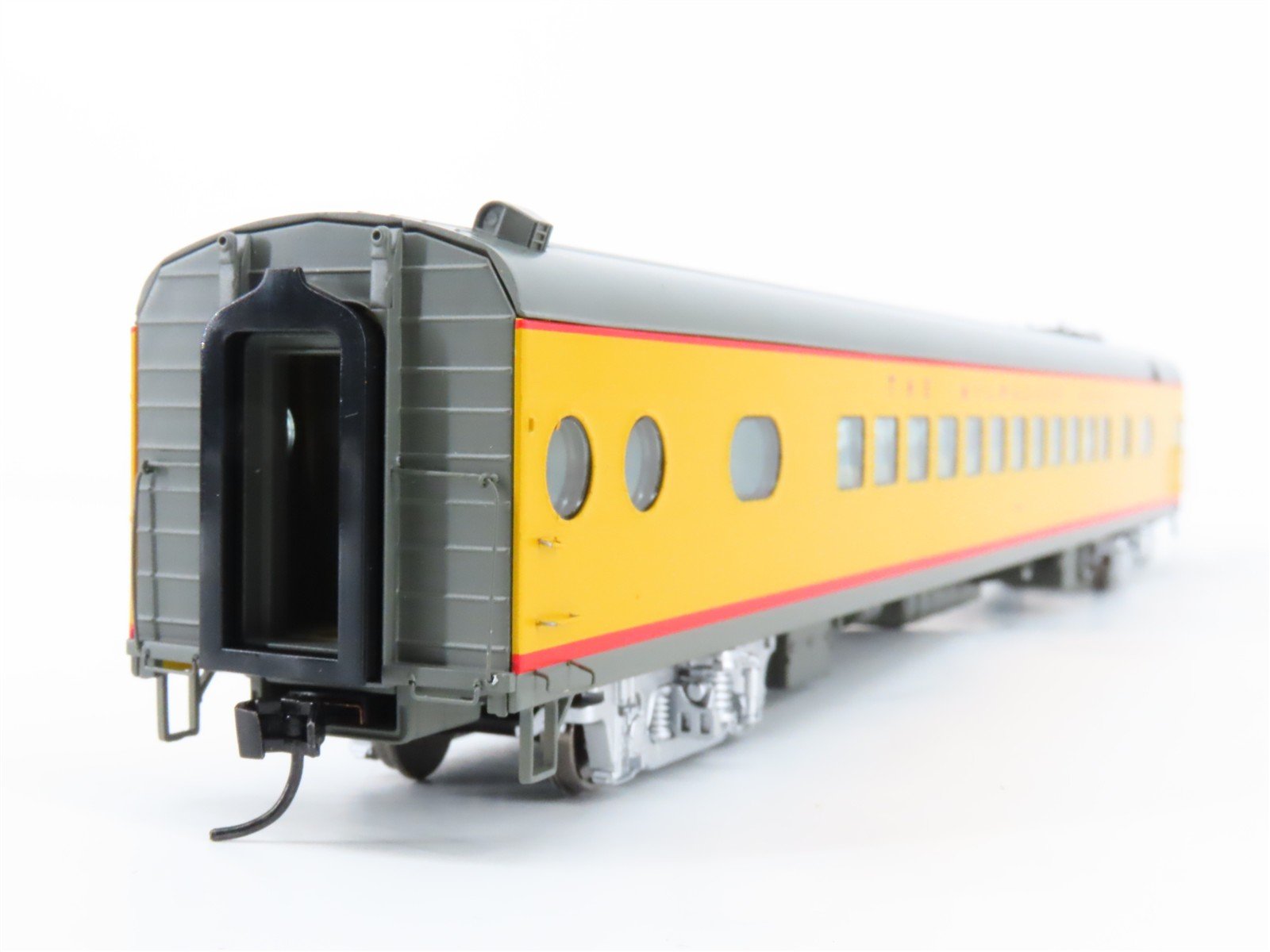 HO Walthers Proto 920-9162 MILW 85' 52-Seat Coach Passenger Car #545 wLights