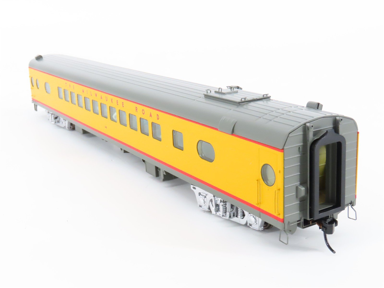 HO Walthers Proto 920-9162 MILW 85' 52-Seat Coach Passenger Car #545 wLights