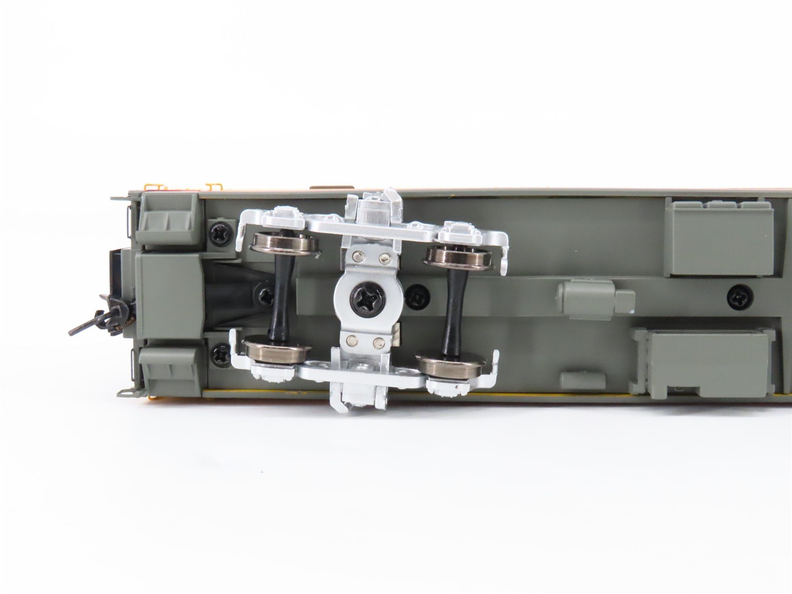 HO Walthers Proto 920-9162 MILW 85' 52-Seat Coach Passenger Car #545 wLights