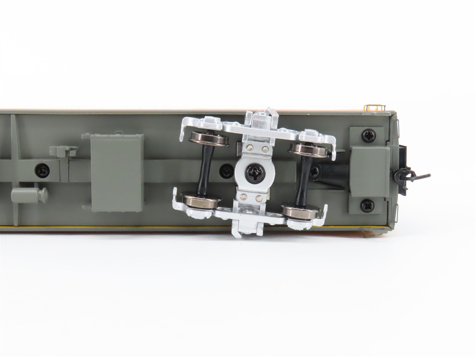 HO Walthers Proto 920-9162 MILW 85' 52-Seat Coach Passenger Car #545 wLights