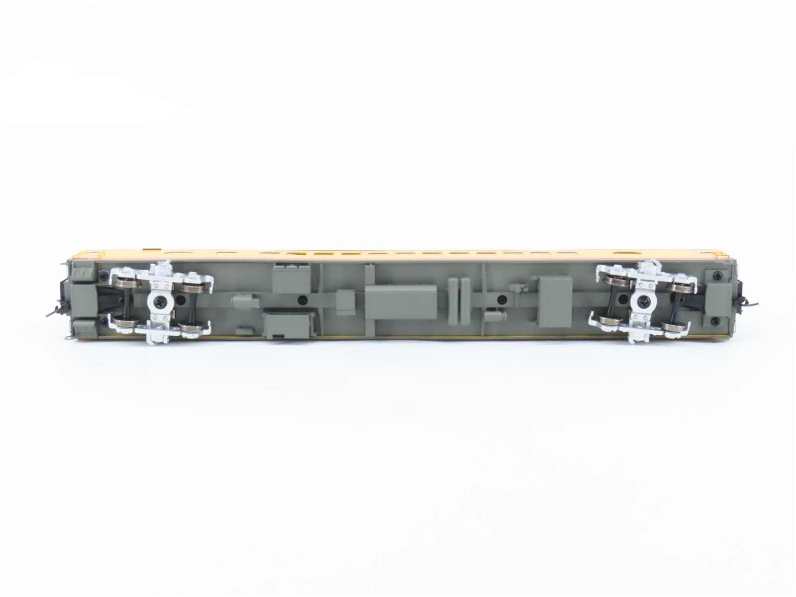 HO Walthers Proto 920-9162 MILW 85' 52-Seat Coach Passenger Car #545 wLights