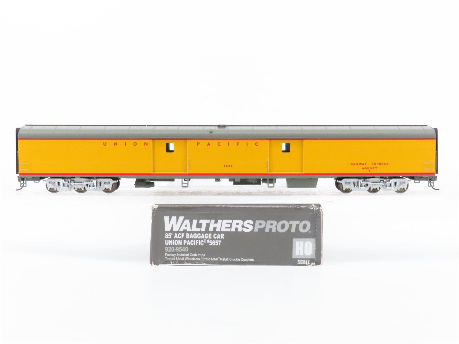 HO Scale Walthers Proto 920-9540 UP 85' ACF Baggage Passenger Car #5657