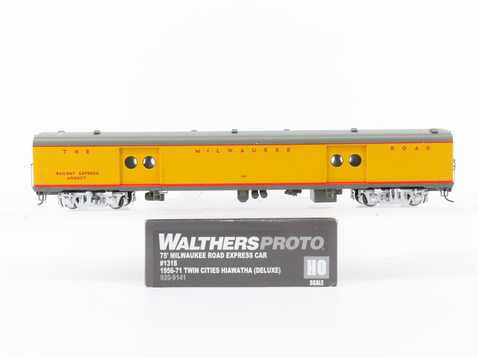 HO Walthers Proto 920-9141 MILW 75' Express Baggage Passenger Car #1318 w/Lights