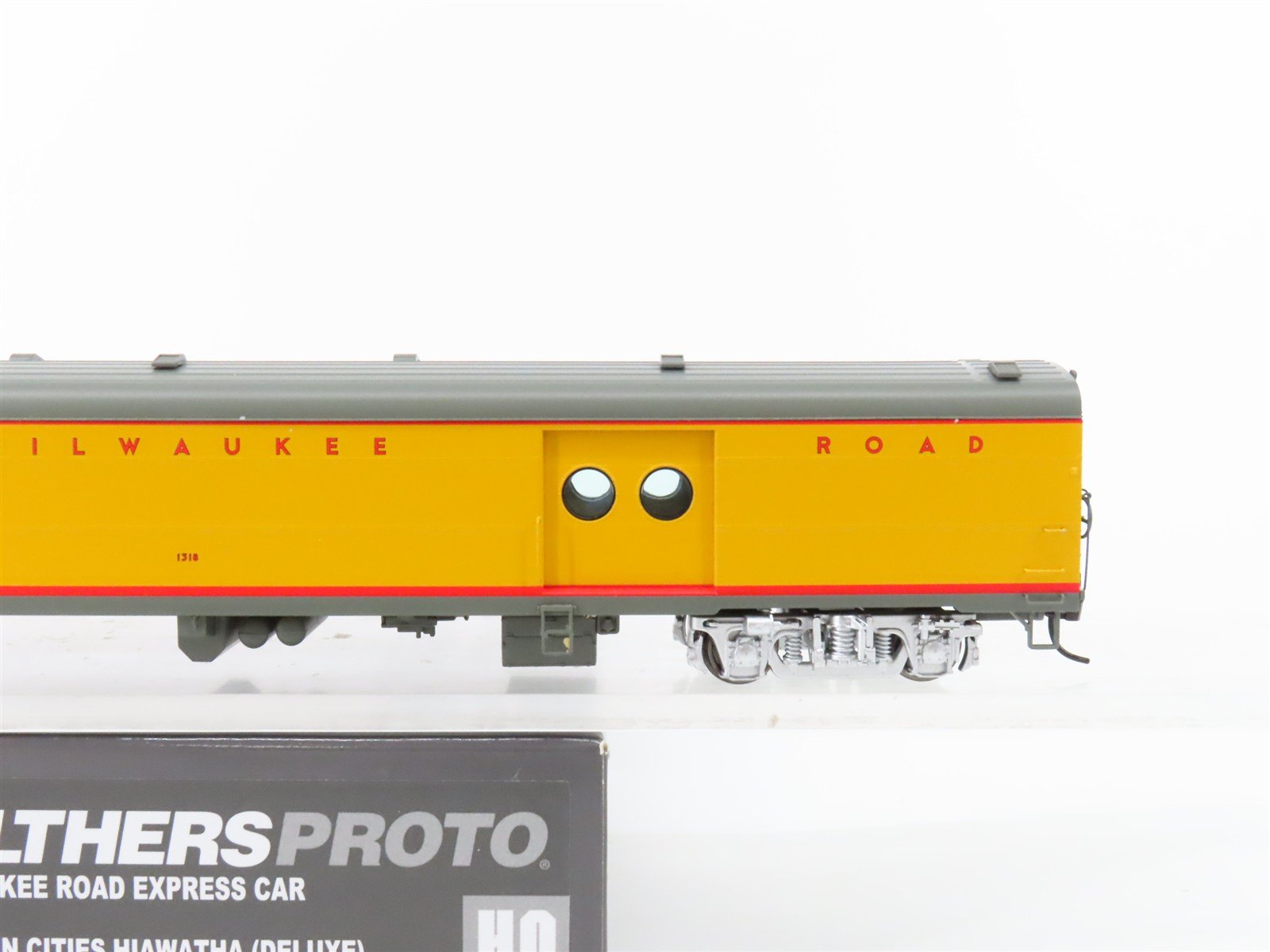 HO Walthers Proto 920-9141 MILW 75' Express Baggage Passenger Car #1318 w/Lights