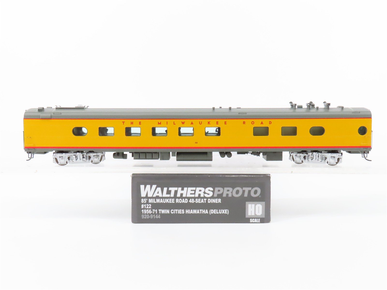 HO Walthers Proto 920-9144 MILW 85' 48-Seat Diner Passenger Car #122 w/ Lights