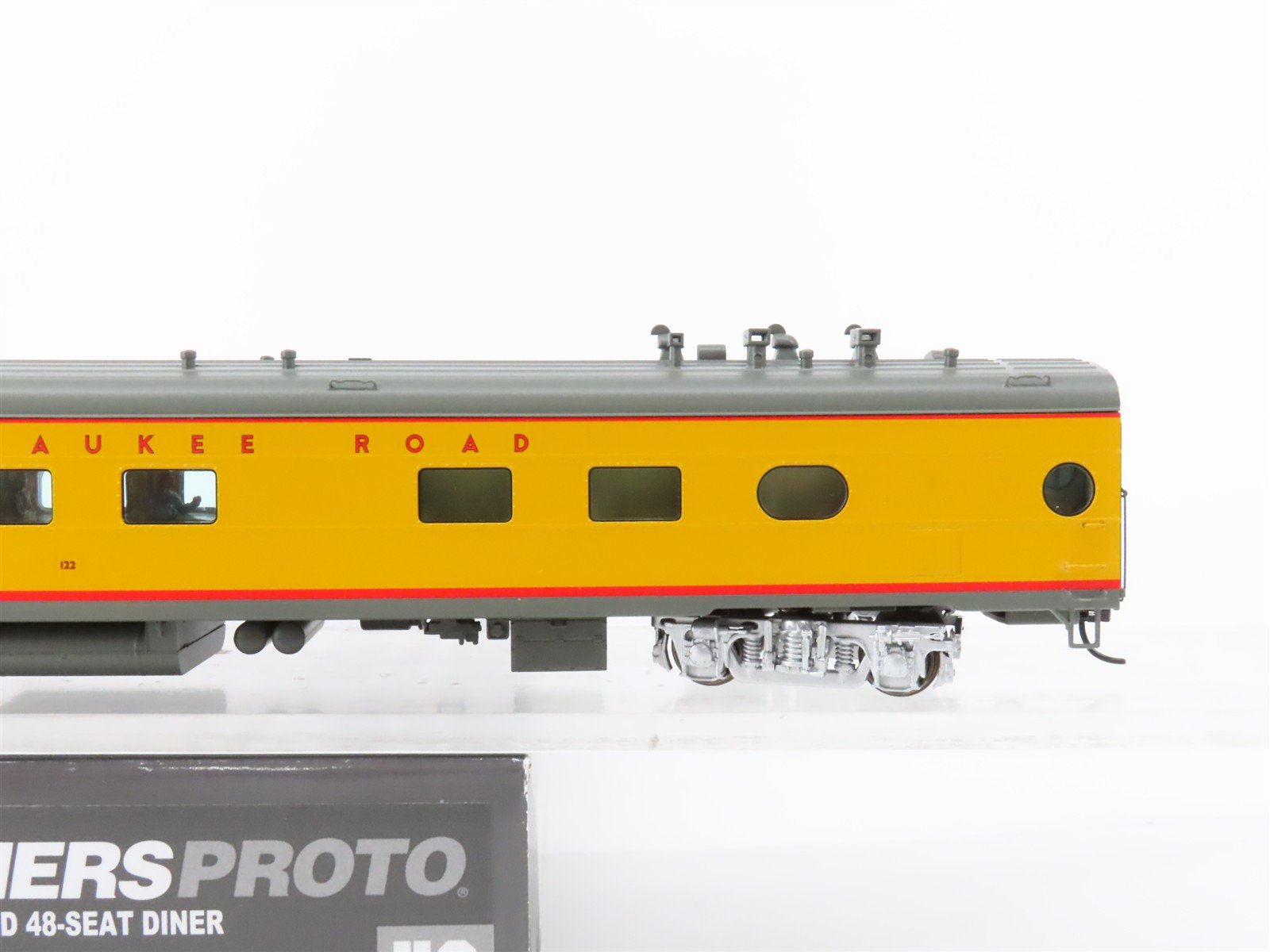 HO Walthers Proto 920-9144 MILW 85' 48-Seat Diner Passenger Car #122 w/ Lights