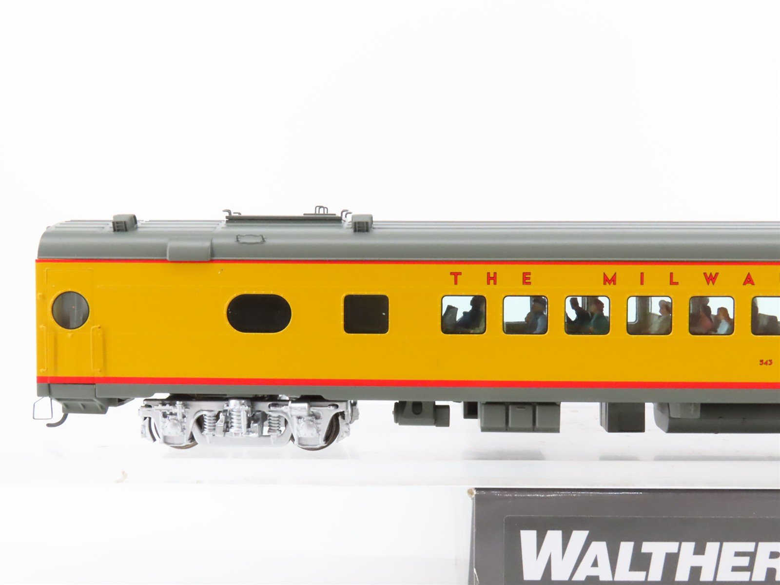 HO Walthers Proto 920-9151 MILW 85' 52-Seat Coach Passenger Car #343 w/ Lights