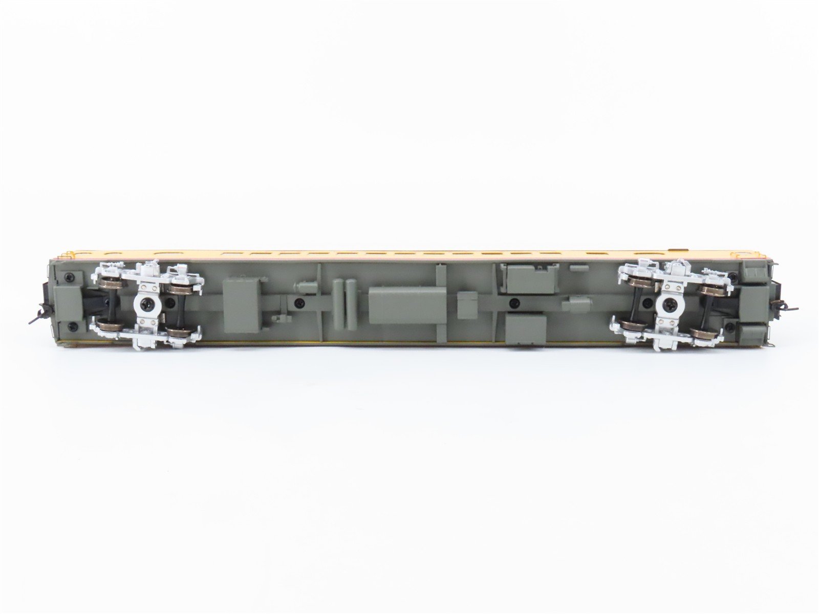 HO Walthers Proto 920-9151 MILW 85' 52-Seat Coach Passenger Car #343 w/ Lights