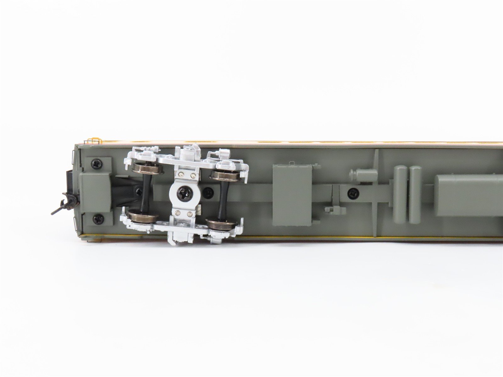 HO Walthers Proto 920-9151 MILW 85' 52-Seat Coach Passenger Car #343 w/ Lights