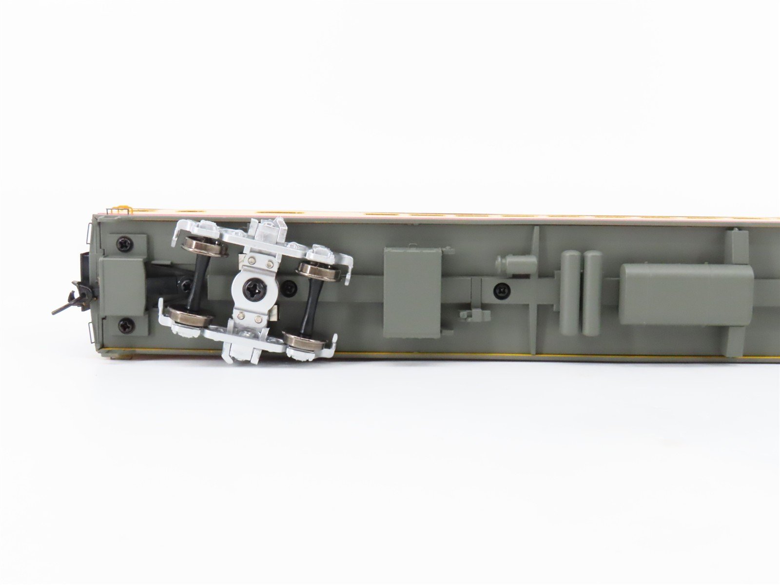 HO Walthers Proto 920-9160 MILW 85' 52-Seat Coach Passenger Car #508 w/ Lights