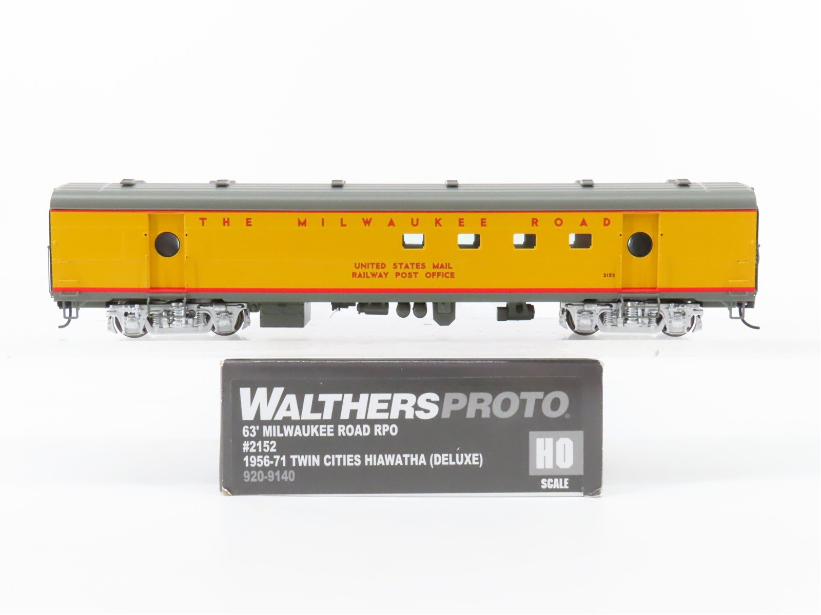 HO Scale Walthers Proto 920-9140 MILW 63' RPO Passenger Car #2152 wLights