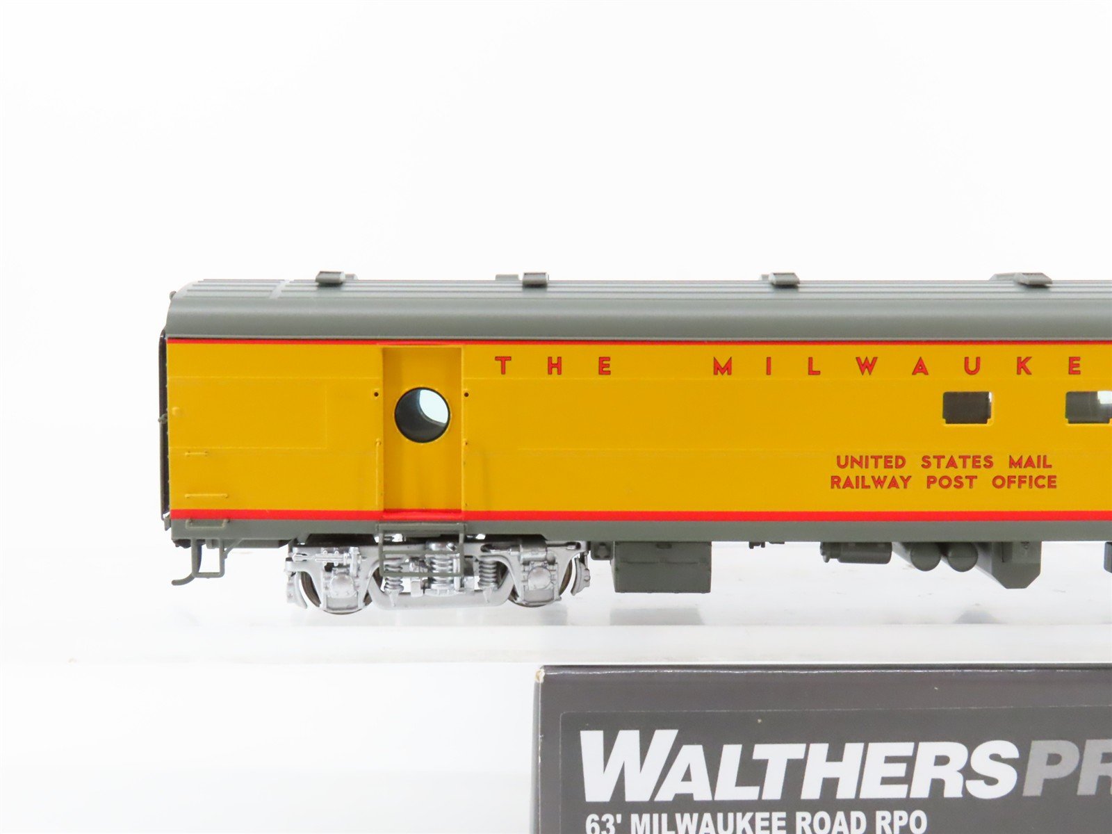 HO Scale Walthers Proto 920-9140 MILW 63' RPO Passenger Car #2152 wLights