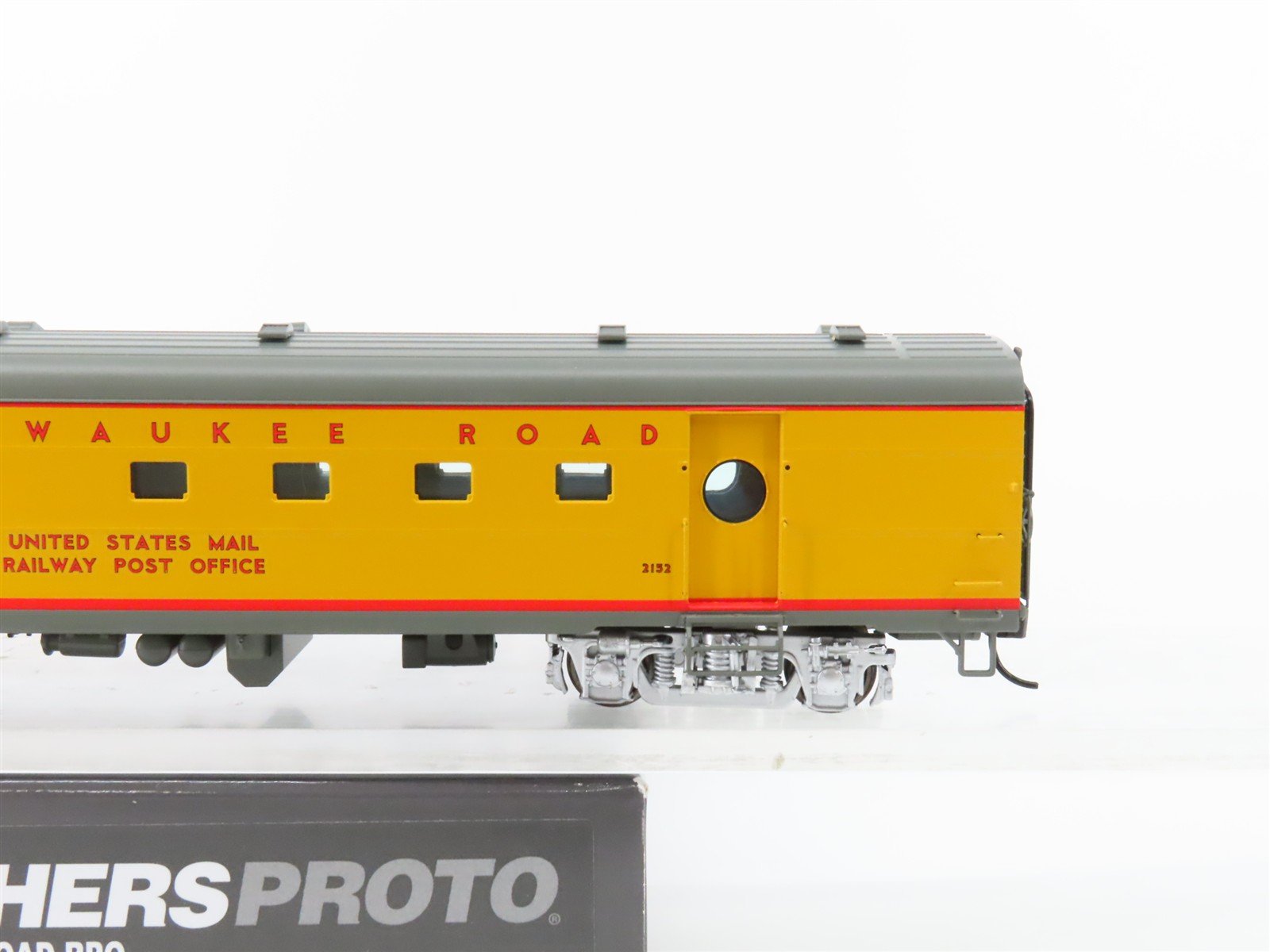 HO Scale Walthers Proto 920-9140 MILW 63' RPO Passenger Car #2152 wLights