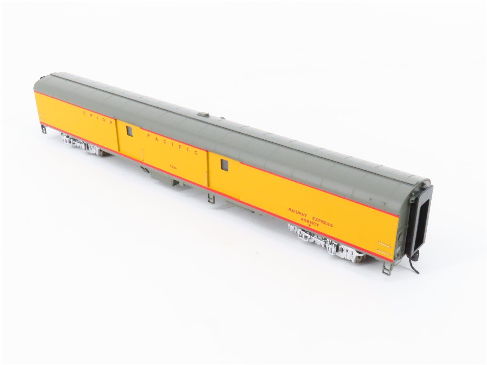 HO Scale Walthers Proto 920-9560 UP 85' ACF Baggage Passenger Car #3638