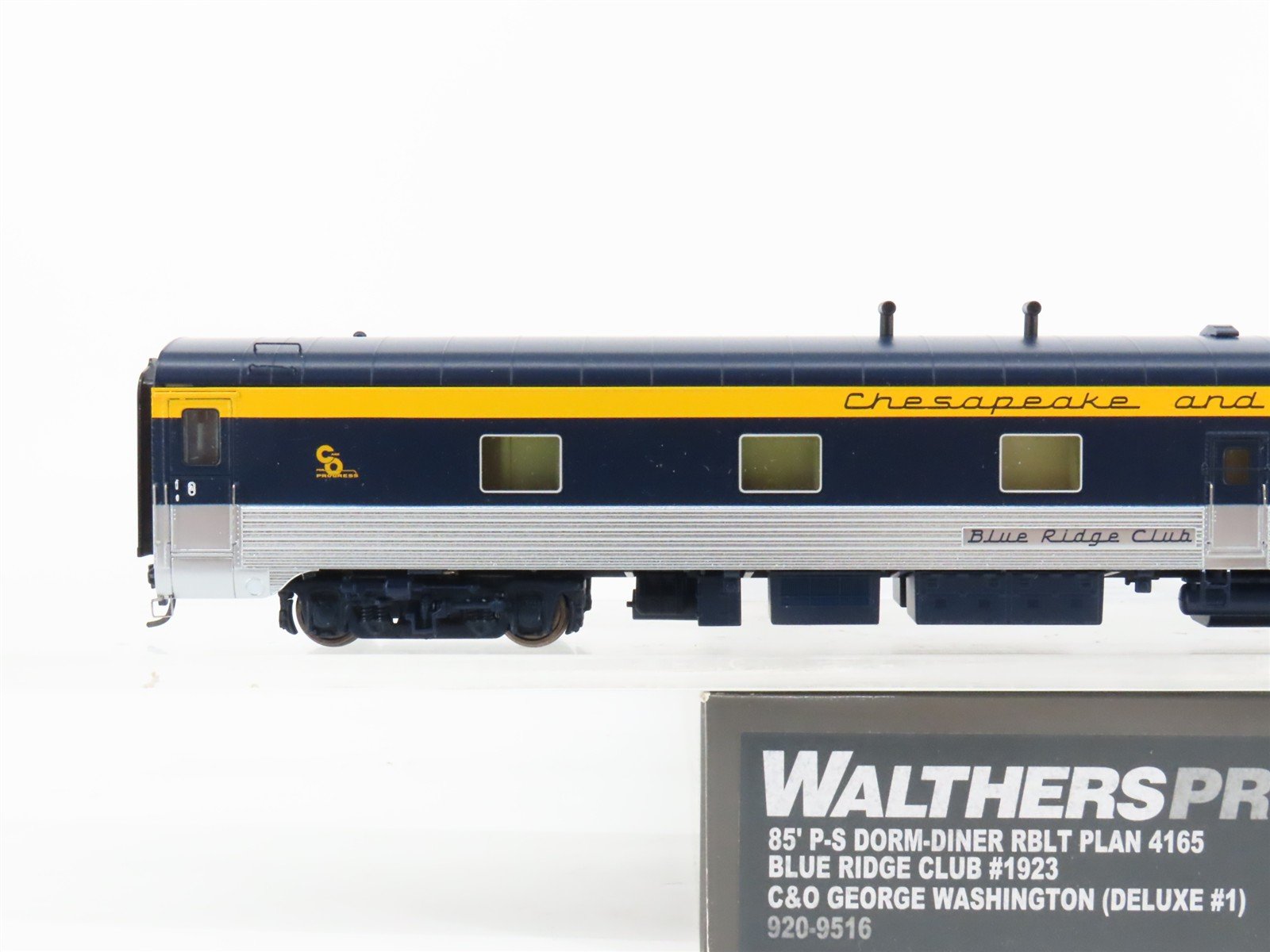HO Walthers Proto 920-9516 C&O 85' P-S Dorm-Diner Passenger Car #2606 w/ Lights