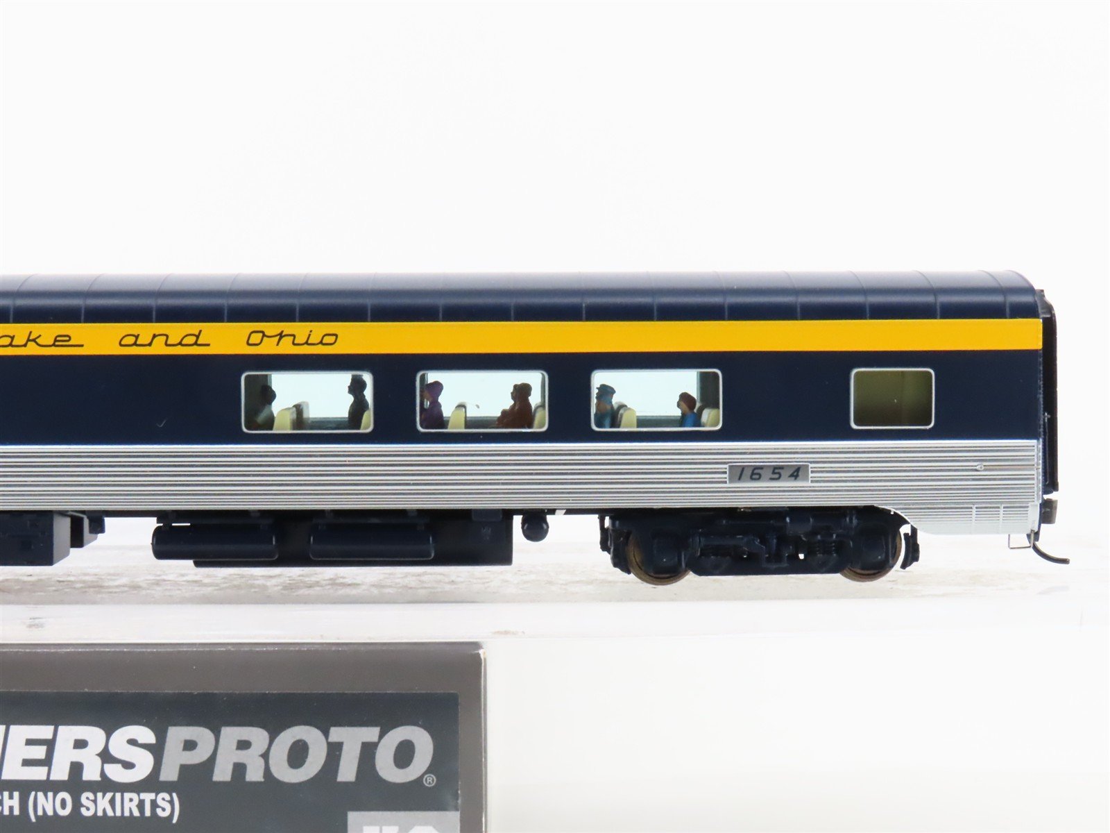 HO Walthers 920-9523 C&O 85' P-S 52-Seat Coach Passenger Car #1654 w/Lights
