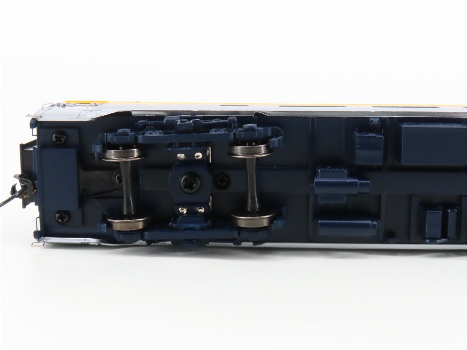 HO Walthers 920-9523 C&O 85' P-S 52-Seat Coach Passenger Car #1654 w/Lights