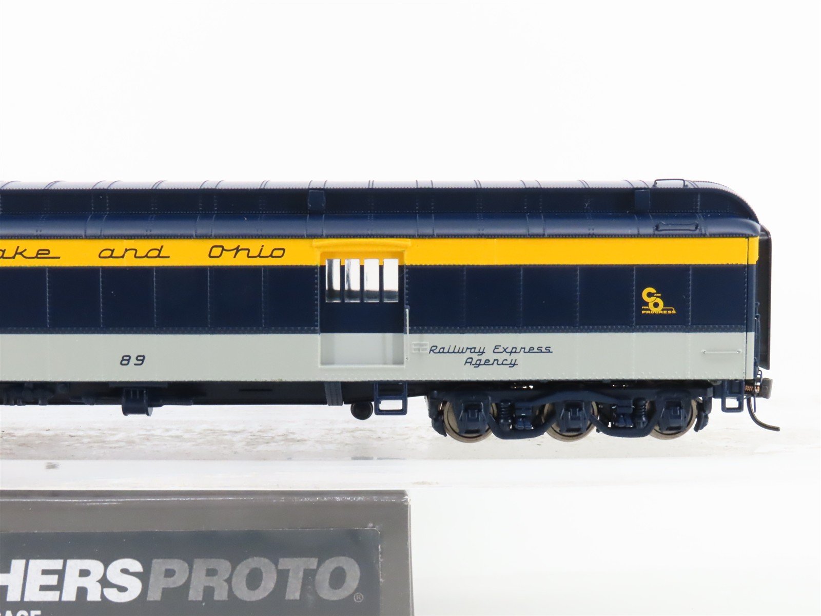 HO Scale Walthers 920-9520 C&O 70' Heavyweight RP-Baggage Passenger Car #89