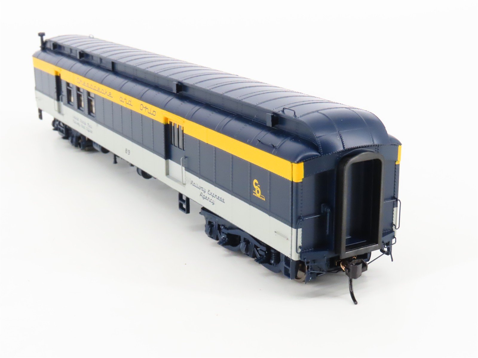 HO Scale Walthers 920-9520 C&O 70' Heavyweight RP-Baggage Passenger Car #89