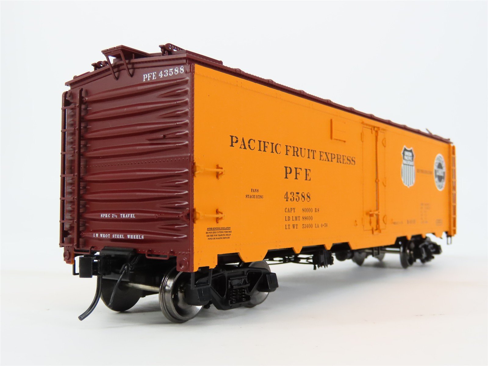 O Scale 2-Rail Atlas 3004905-3 PFE Pacific Fruit Express 40' Steel Reefer #43588