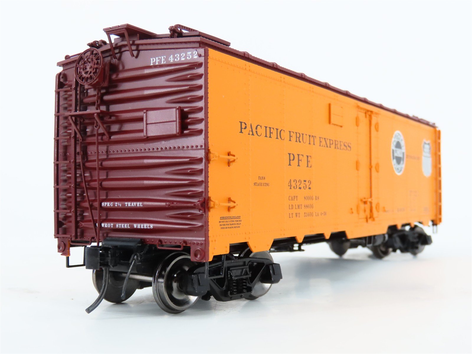 O Scale 2-Rail Atlas 3004905-4 PFE Pacific Fruit Express 40' Steel Reefer #43252