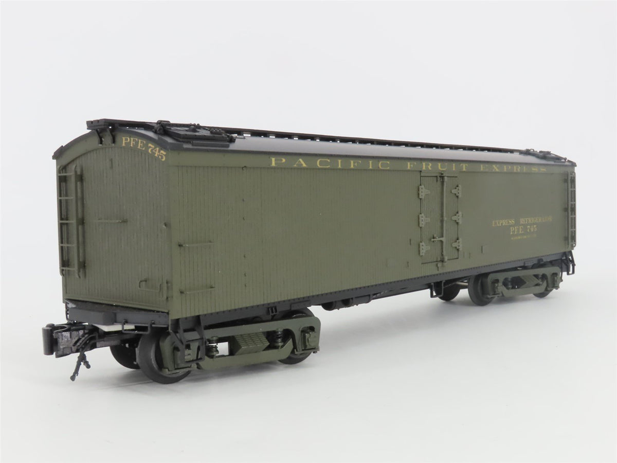 O Gauge 3-Rail Atlas 3001029-2 PFE Pacific Fruit Express GACC Wood Reefer #745