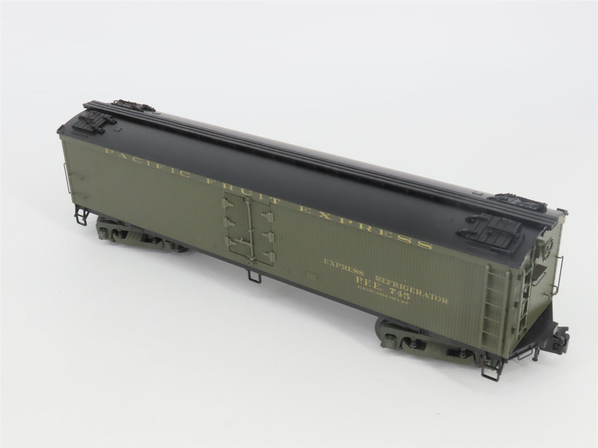 O Gauge 3-Rail Atlas 3001029-2 PFE Pacific Fruit Express GACC Wood Reefer #745