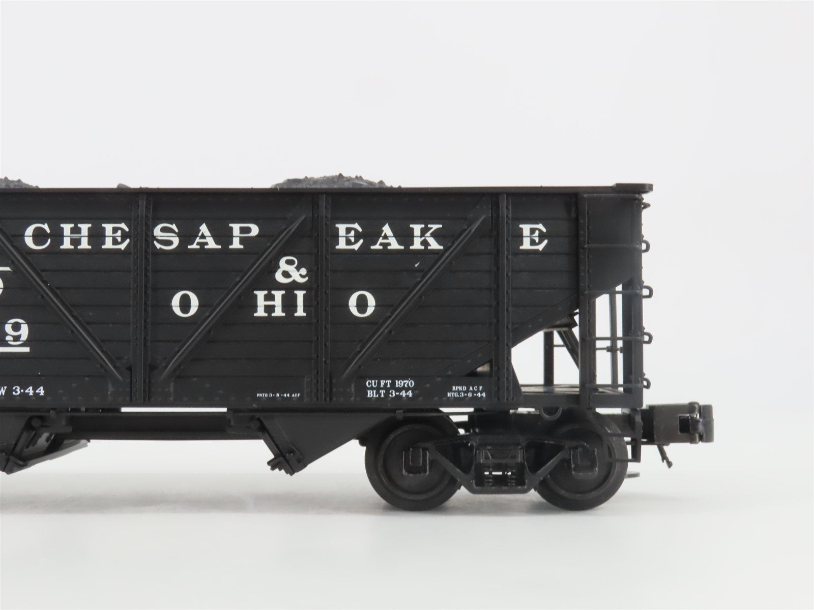 O Gauge 3-Rail Atlas 6423-7 C&O 50-Ton War Emergency 2-Bay Hopper 55619 w/ Load