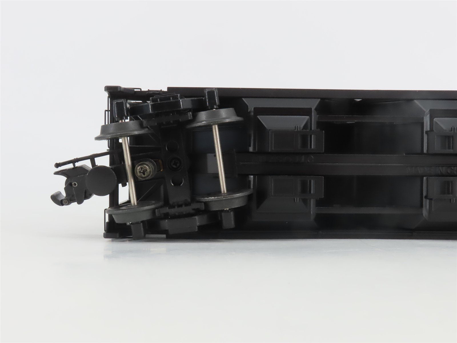 O Gauge 3-Rail Atlas 8358-3 C&O Chesapeake & Ohio 2-Bay Covered Hopper #410